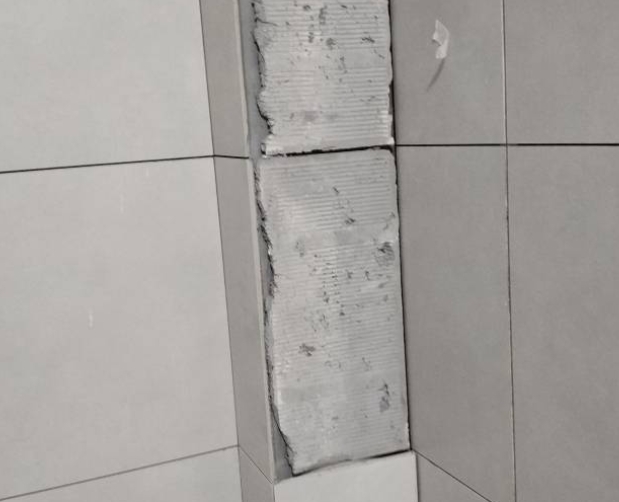 株洲市瓷砖空鼓维修公司分享下瓷砖施工前基层浇水润湿程度不足，可能导致以下问题